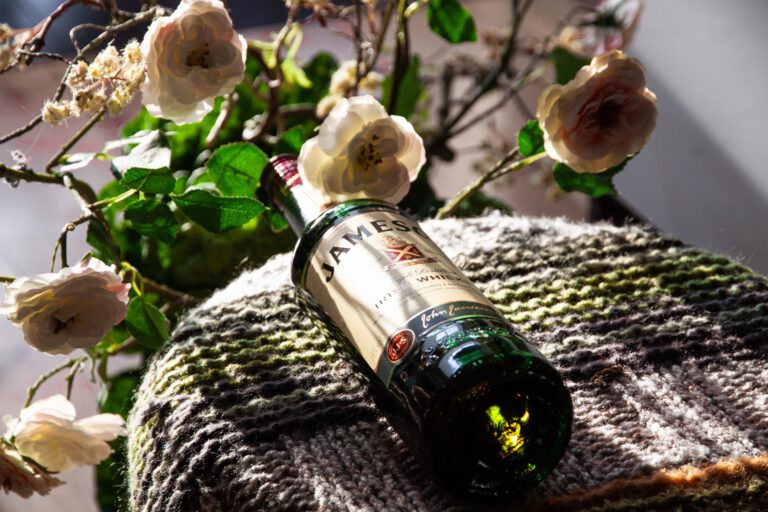 jameson whiskey při recenzi na stole