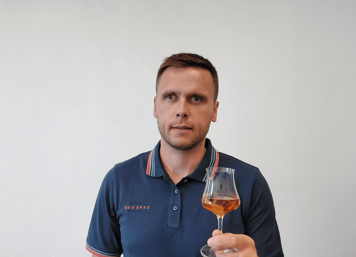Jarda Pajskr se skleničkou whisky