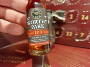 Worthy Park 109 ve sklenici při ochutnávce