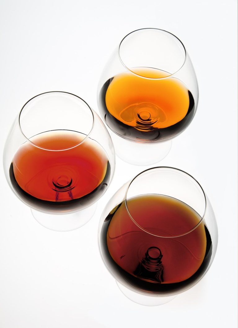 koňak a brandy láhve vedle sebe srovnání