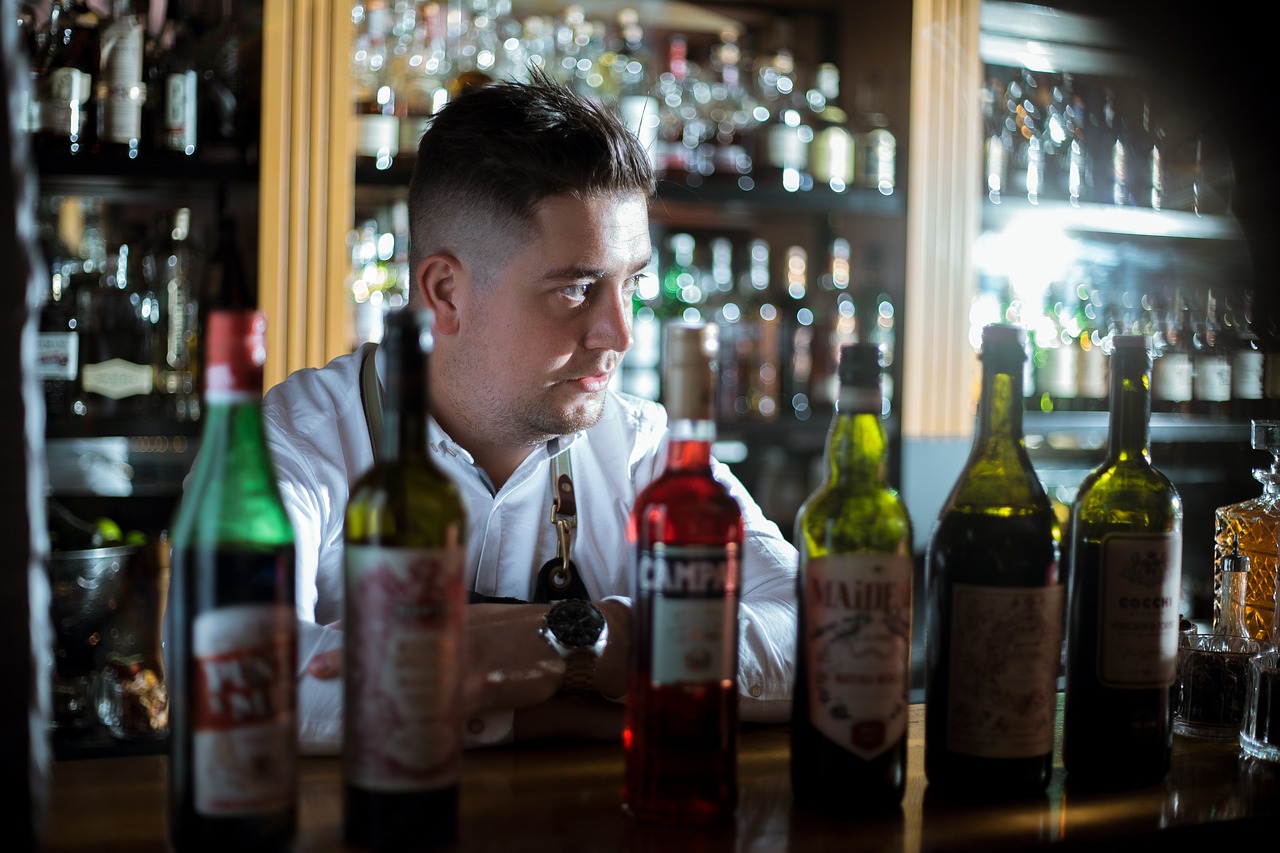 Klasický Negroni s pomerančovou kůrou