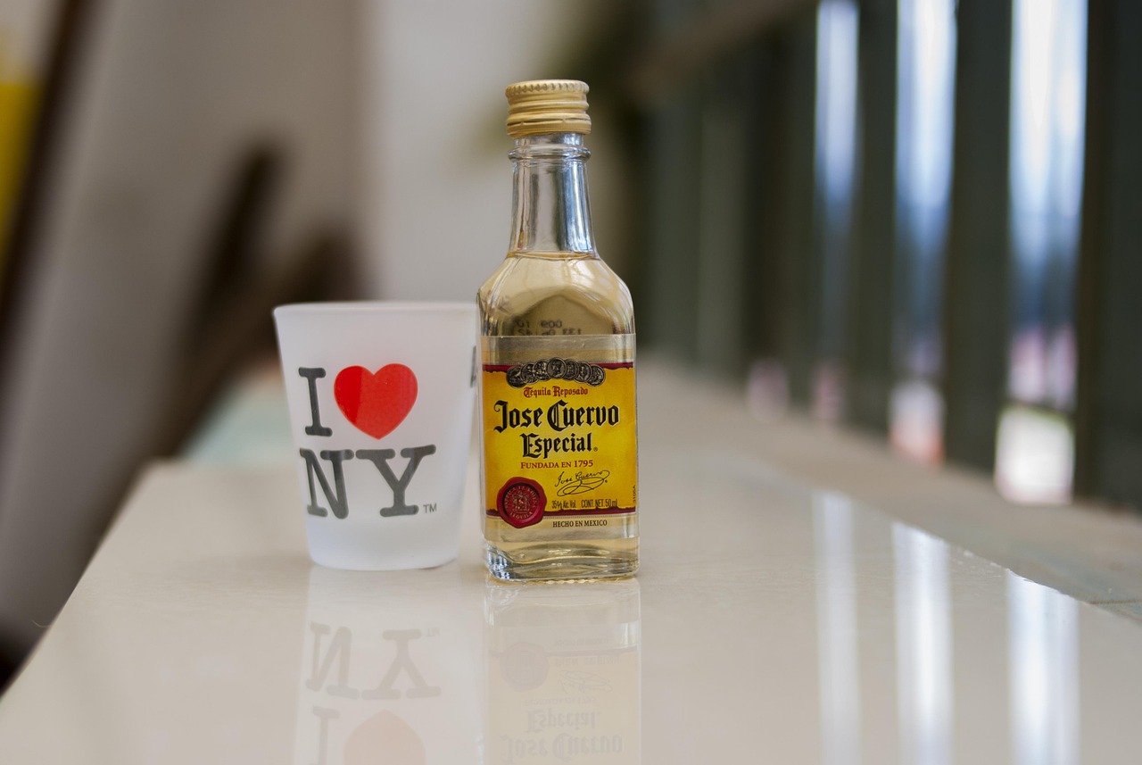 panák zelené peprmintky v malé skleničce