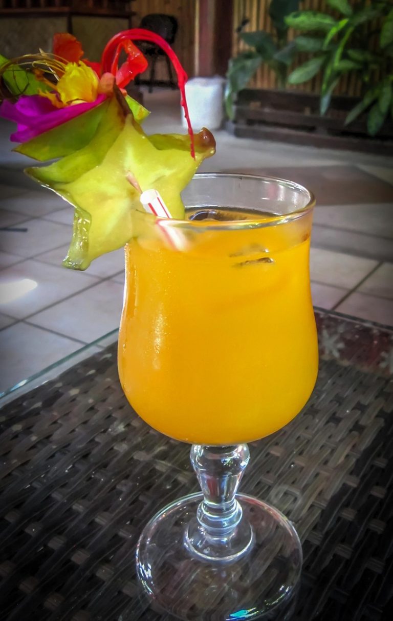 Mai Tai koktejl v tiki sklenici