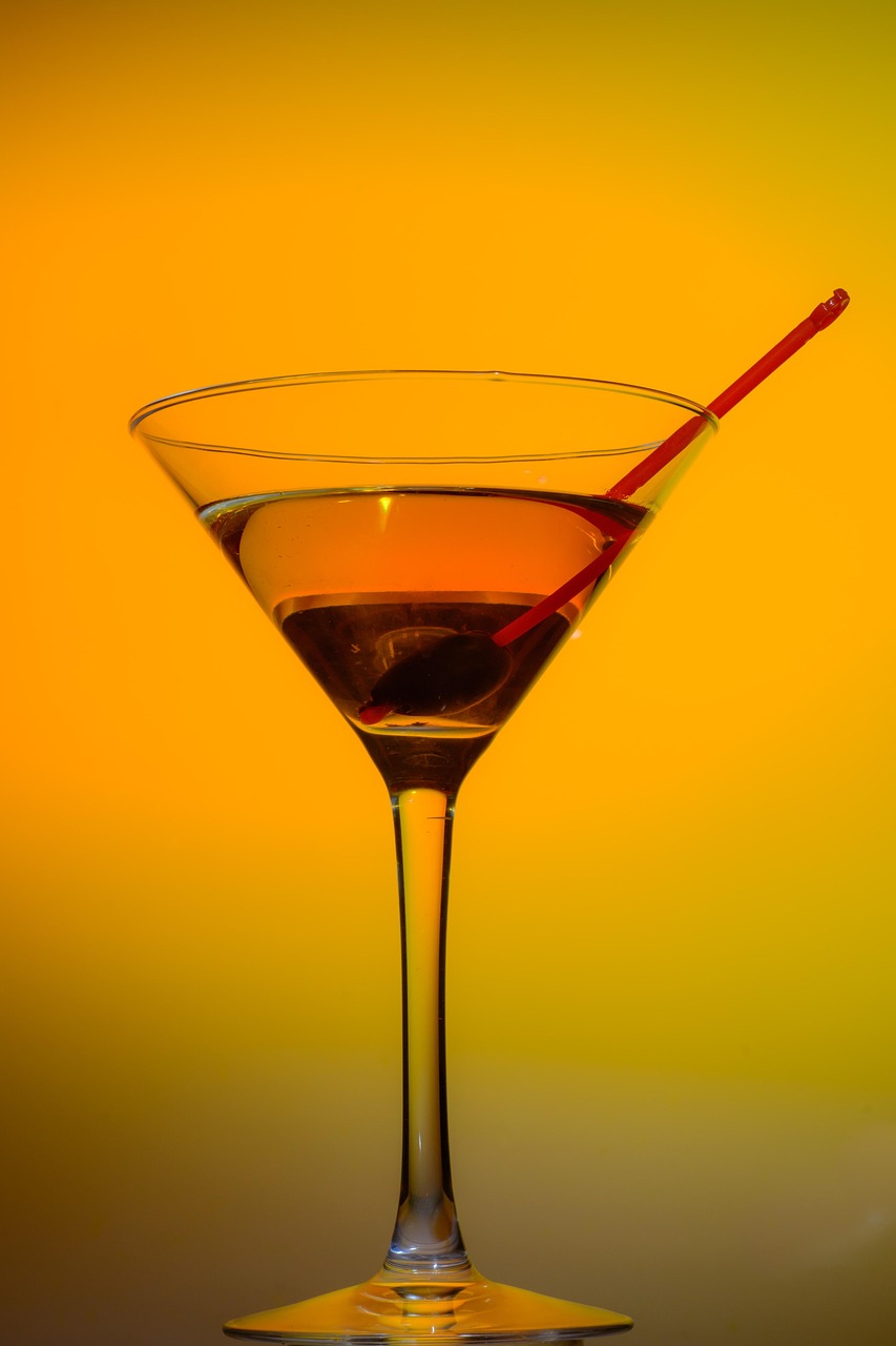 Stirred Manhattan koktejl v coupové sklenici