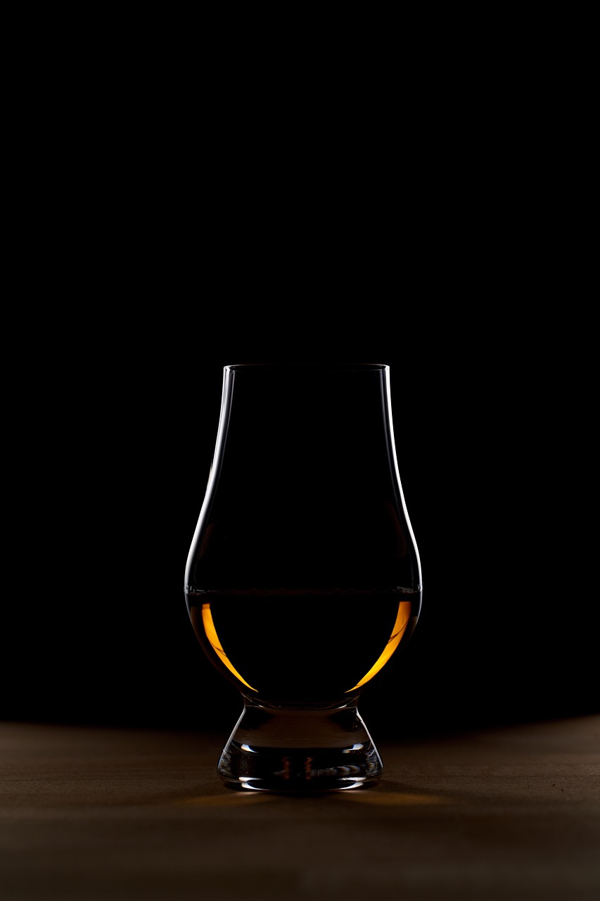 Ingredience na Manhattan koktejl — žitná whiskey, červený vermut, Angostura bitters
