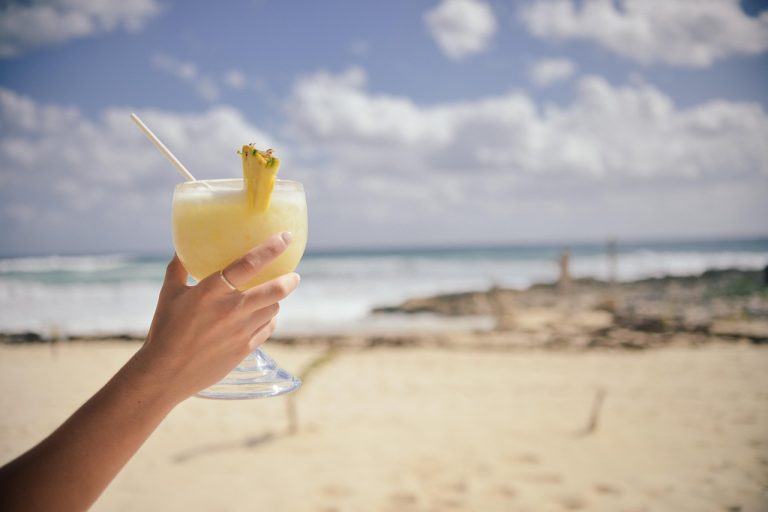 Piña Colada koktejl ve sklenici s ananasem