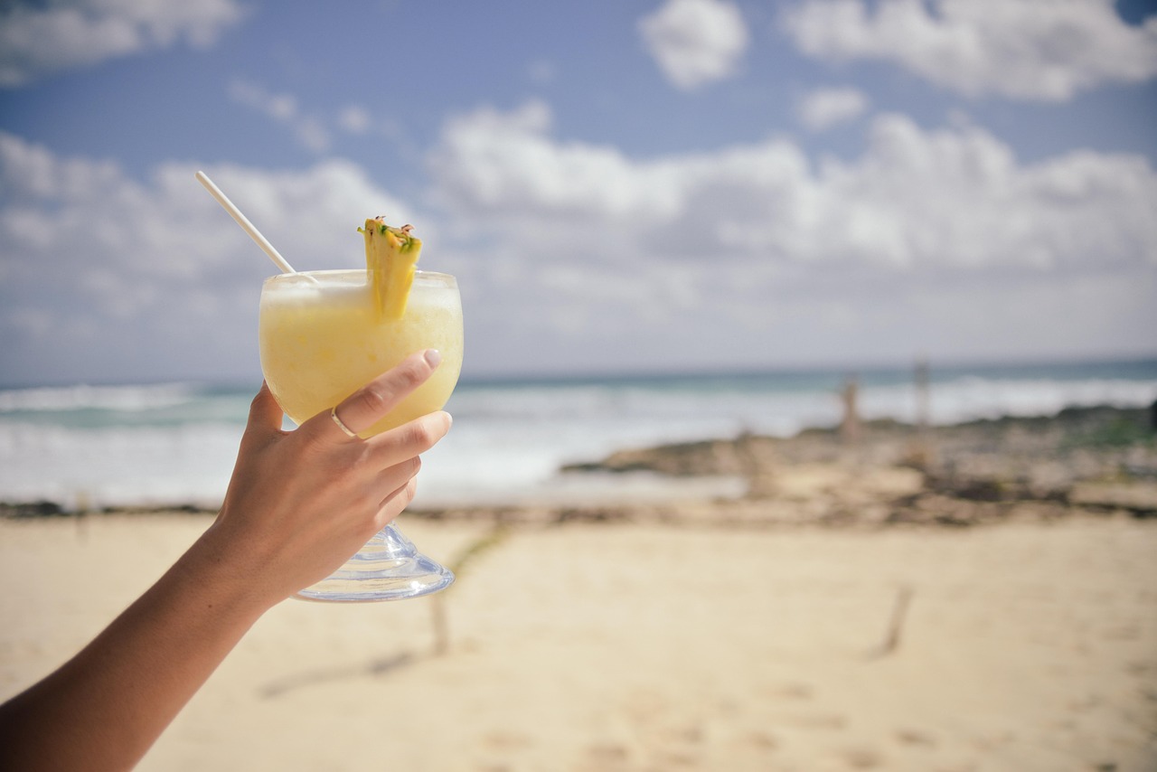Piña Colada koktejl ve sklenici s ananasem